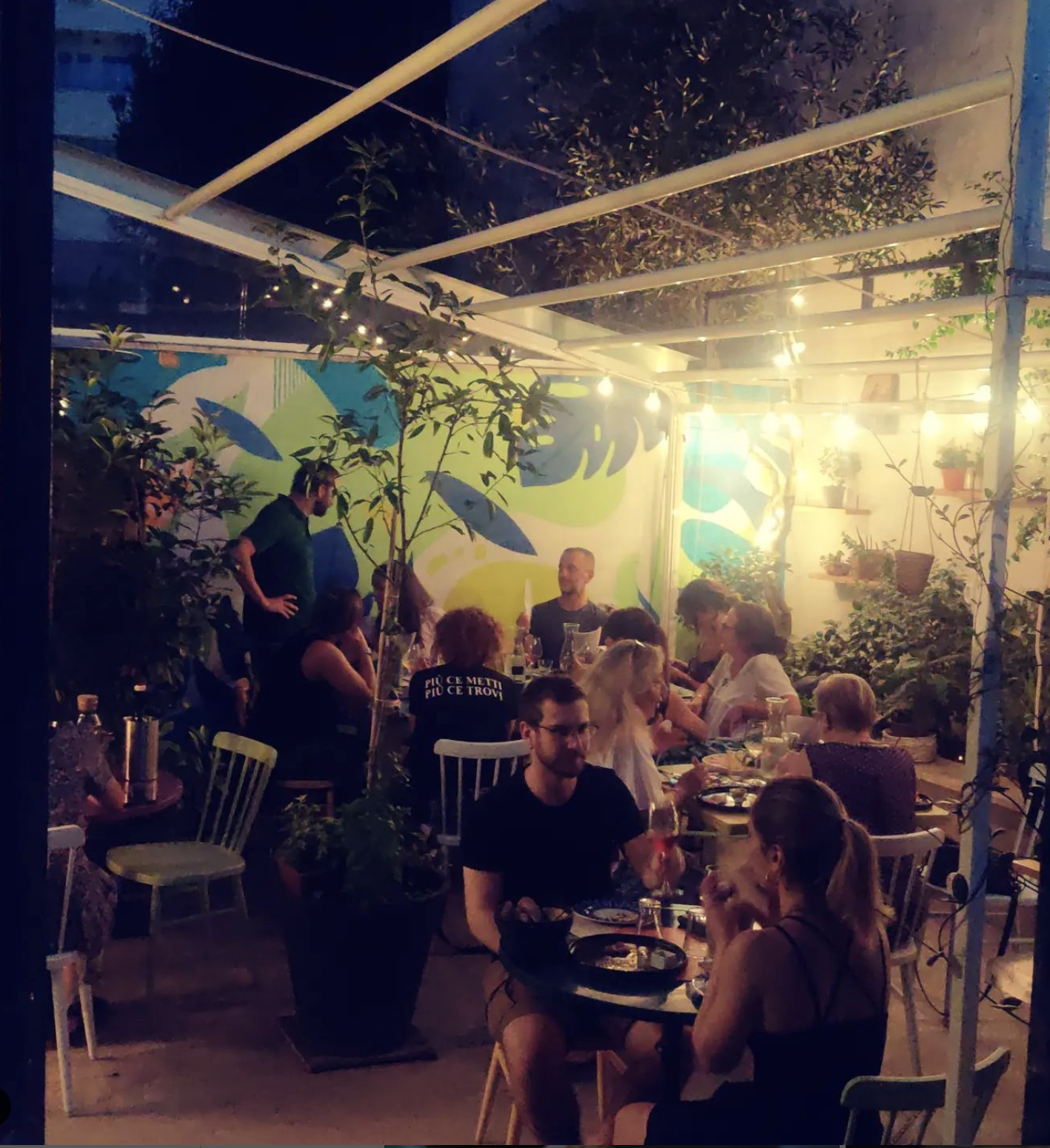 Giardino della Bottega arconti con persone che fanno aperitivo